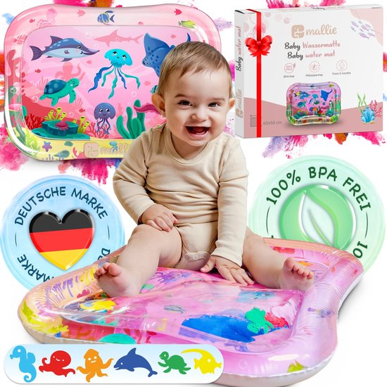 Vrolijke baby ligt op roze watermat met zeedieren, BPA-vrij.