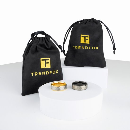 Twee ringen op witte displays met naast twee zwarte zakjes met het TrendFox logo.