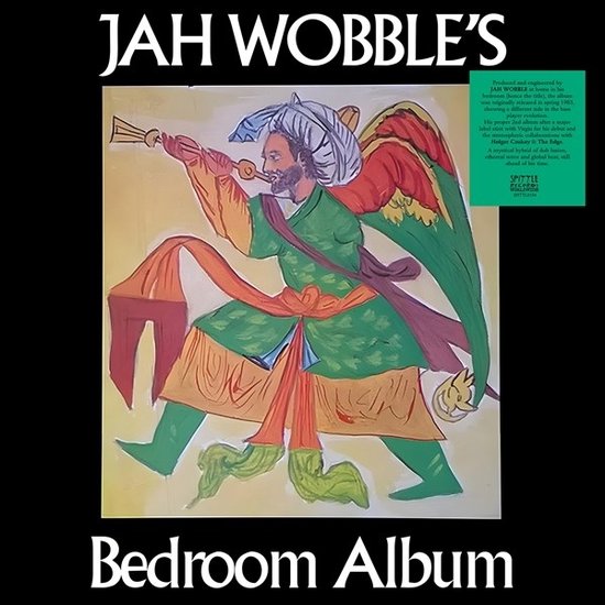 Albumhoes met een man in een groen met oranje gewaad en een tulband, die op een trompet blaast.
