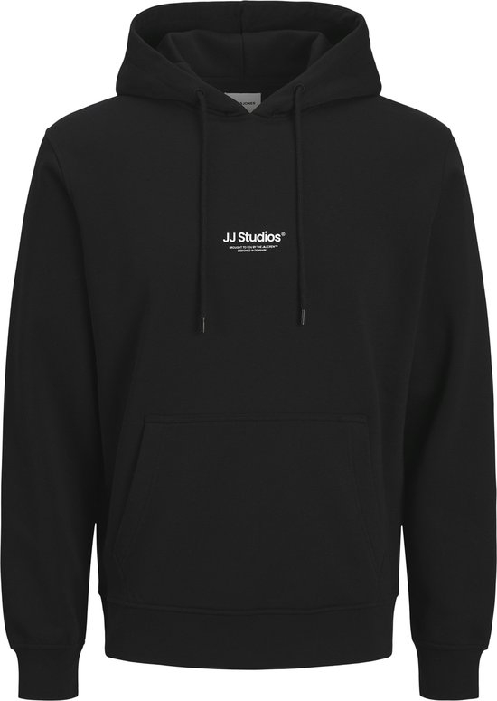 Zwarte hoodie met capuchon en trekkoord, met "JJ Studios" logo op de borst.