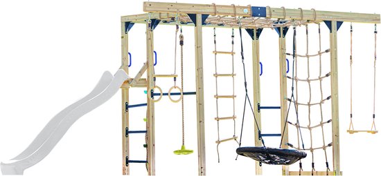 Houten klimtoestel met witte glijbaan, schommels, klimnet en ladders, op een witte achtergrond.
