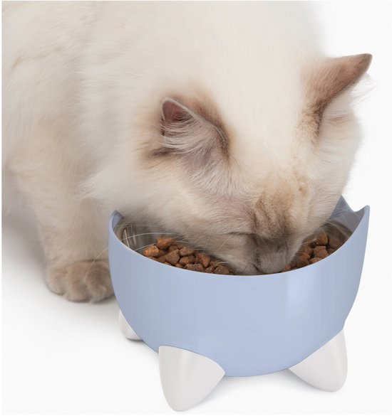 Een witte kat met bruine strepen eet uit een blauwe Catit Pixi voerbak op witte pootjes.