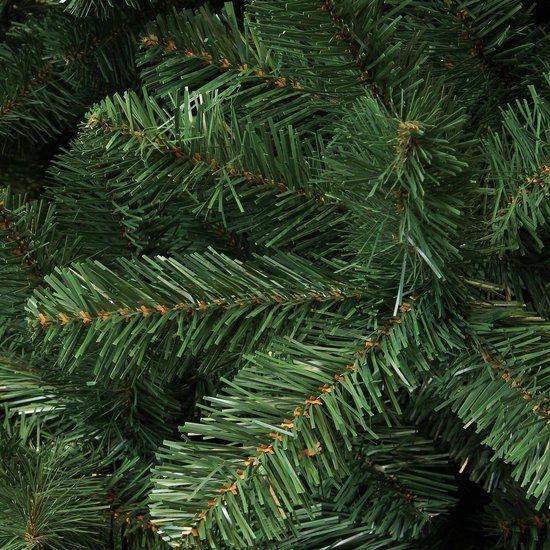 Close-up van de volle, donkergroene naalden van een kunstkerstboom.