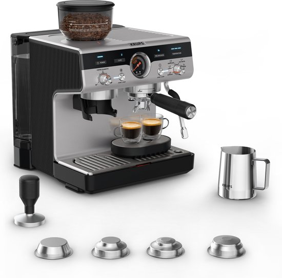 Zilverkleurige Krups espressomachine met ingebouwde grinder, diverse accessoires en rvs melkopschuimer.