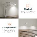 Flexibele leeslamp gedraaid en twee leeslampjes met één stopcontact aangesloten op hoofdbord.