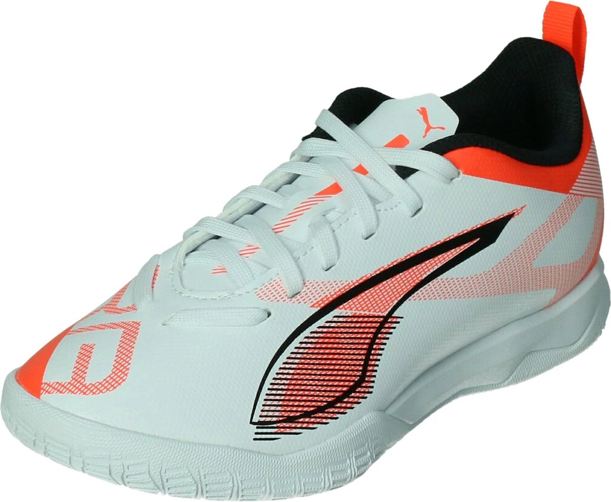 Puma Ultra 5 Play IC voetbalschoenen in wit met oranje accenten, maat 37. Geschikt voor indoor gebruik.