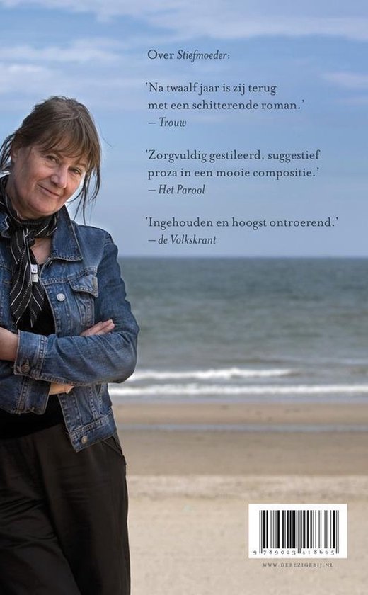 Achterkant van het boek met een vrouw in spijkerjasje en met een sjaal, staand op het strand.