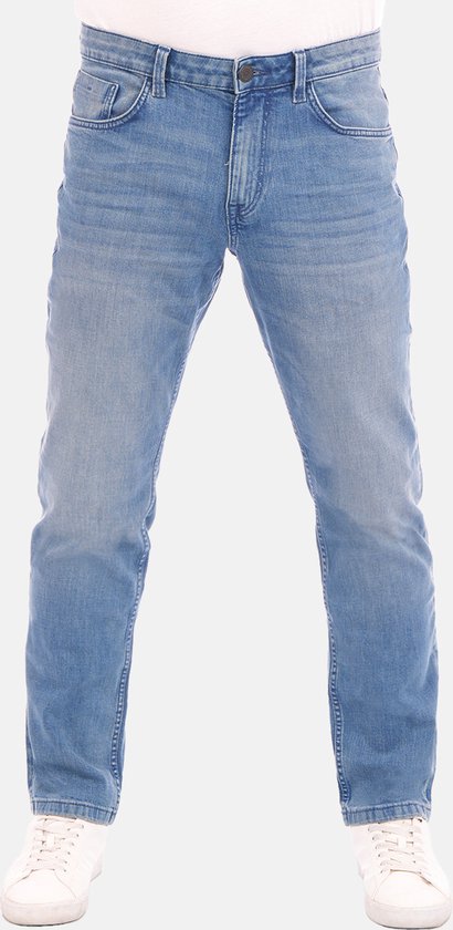 Model met lichtblauwe jeans in rechte pasvorm, frontaal getoond.