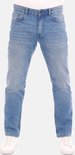 Model met lichtblauwe jeans in rechte pasvorm, frontaal getoond.