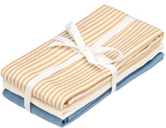 Drie hydrofiele doeken, gebundeld met een wit lint. Een doek met horizontale okergele en witte strepen, een crèmekleurige doek en een blauwe doek.