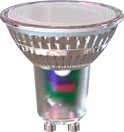 Een zilverkleurige Calex slimme GU10 lamp met gekleurd licht dat doorschijnt. De voet heeft twee pinnen.