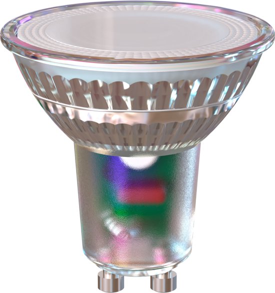 Een zilverkleurige Calex slimme GU10 lamp met gekleurd licht dat doorschijnt. De voet heeft twee pinnen.