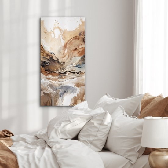 Peinture abstraite aux tons beige, brun et gris, suspendue dans une chambre.