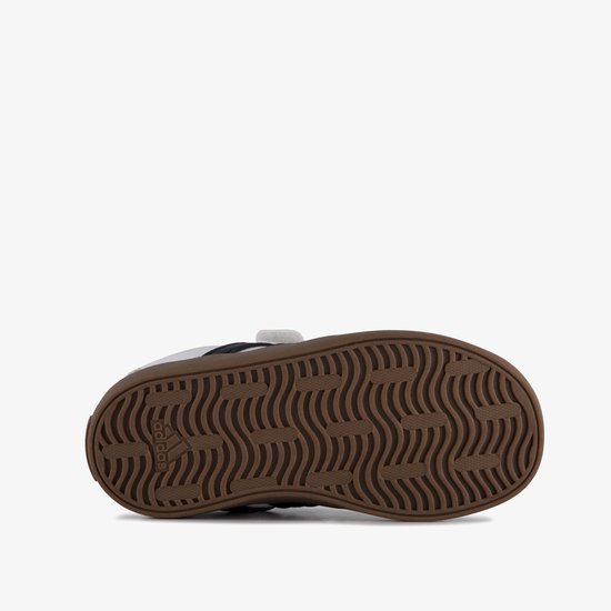 Bruine buitenzool met wervelend patroon van deze witte kindersneaker.