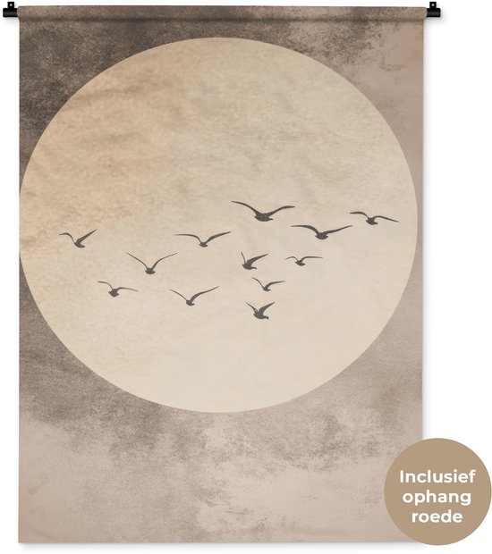 Tapisserie avec un grand cercle beige et une volée d'oiseaux en plein vol. Texture et boucle de suspension visibles.