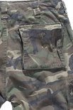 Close-up van de camouflage stof op een cargo short, met een knoopzak.