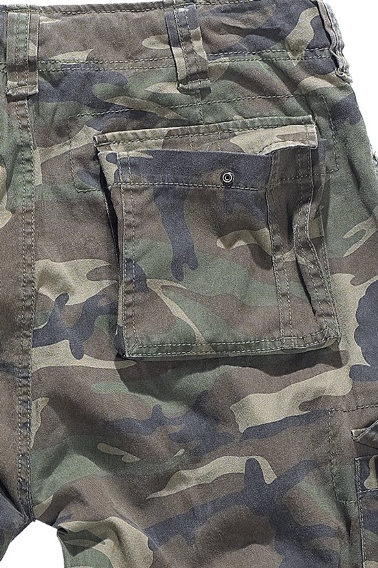 Close-up van de camouflage stof op een cargo short, met een knoopzak.