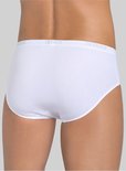 Achterkant van een witte Sloggi midi slip met grijze merknaam op de tailleband.