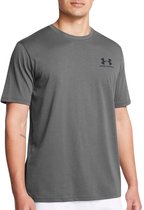 Man met grijze Under Armour T-shirt, logo en tekst op linkerborst.
