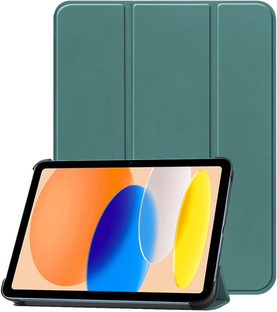 Étui de tablette vert foncé en position fermée et ouverte avec une tablette affichant un écran abstrait coloré.