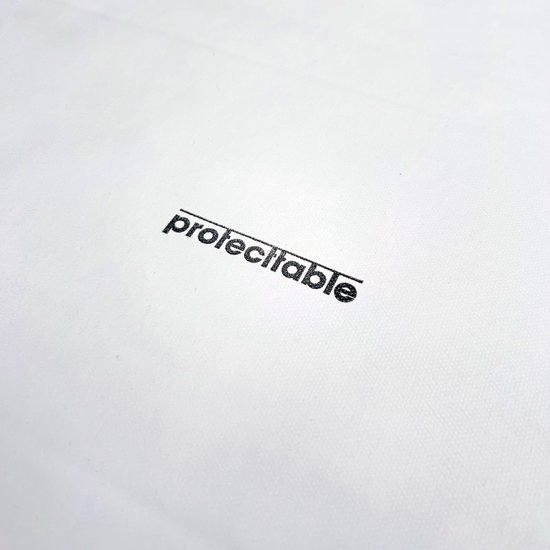 Wit product met de tekst 'protecttable' in zwarte letters.