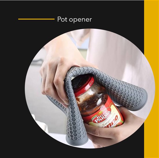 Grijze pannenonderzetter gebruikt als handige potopener voor een glazen pot.