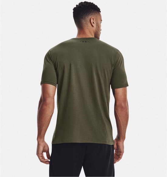 Man draagt een donkergroen Under Armour sportshirt met korte mouwen, achterkant met logo op de nek.