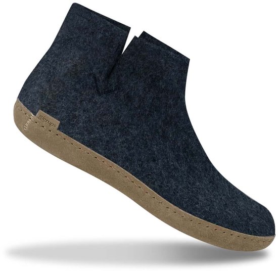 Donkerblauwe wollen Glerups laars met beige leren zool.