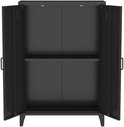 Armoire métallique noire aux portes ouvertes, révélant deux compartiments et deux étagères. Poignées rectangulaires à l'intérieur des portes.