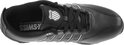Zwarte K-Swiss sneaker van bovenaf met witte strepen en veters.