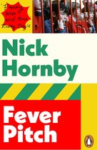 Boekomslag 'Fever Pitch' van Nick Hornby met een foto van een jongen achter een hek. Rood, geel en groen.