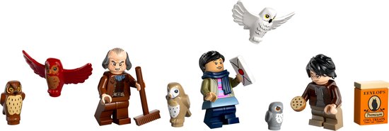 Figurines Lego Harry Potter: un vieil homme, Harry Potter, un garçon et une fille avec une lettre, avec des hiboux.