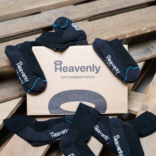 Doos met 'Heavenly SOFT BAMBOO SOCKS' en zwarte sokken met lichtblauwe rand.