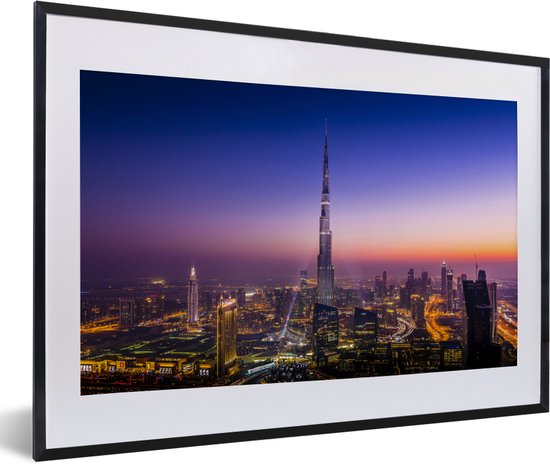 Fotolijst incl. Poster - Een zeer bijzondere lucht bij avondschemering boven de Burj Khalifa van Dubai - 60x40 cm - Posterlijst