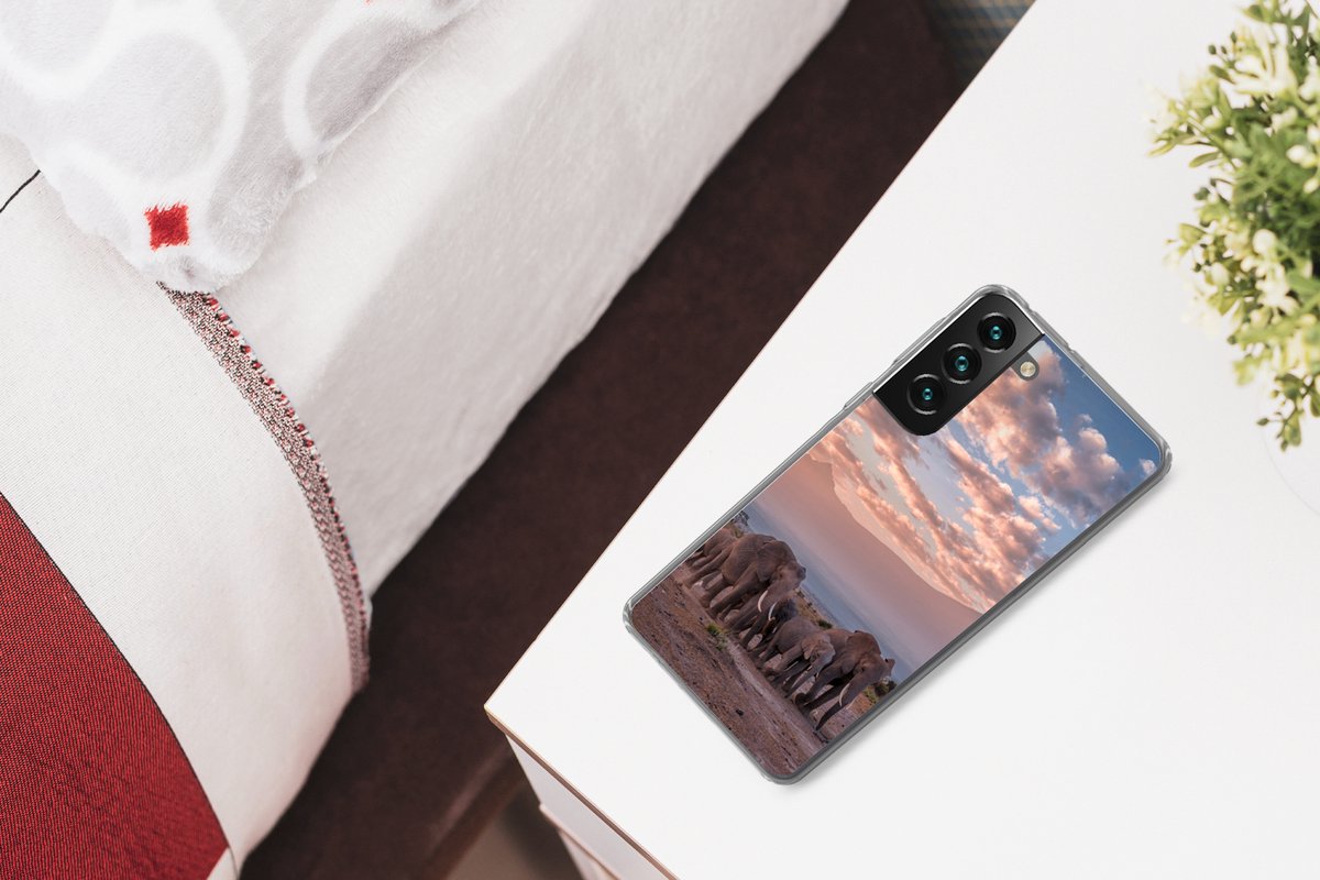 Telefoonhoesje Geschikt voor Samsung Galaxy S22 hoesje - Olifant - Dieren - Avond - Landschap - Savanne - Siliconen Telefoonhoesje Telefoonhoesje — cadeau in Cadeau-ideeën - foto 3