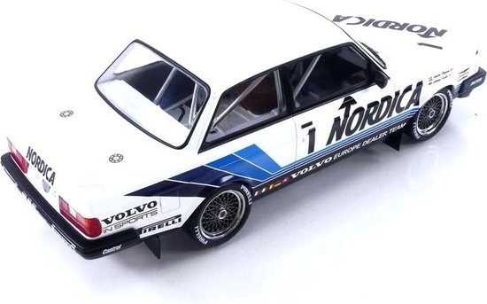 Bovenaanzicht van een witte Volvo 240 Turbo raceauto met "NORDICA" logo, racestrepen en "VOLVO IN SPORTS" tekst.