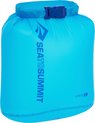 Heldere blauwe Sea to Summit Ultra-Sil 3L droge zak met blauwe gesp en logo.