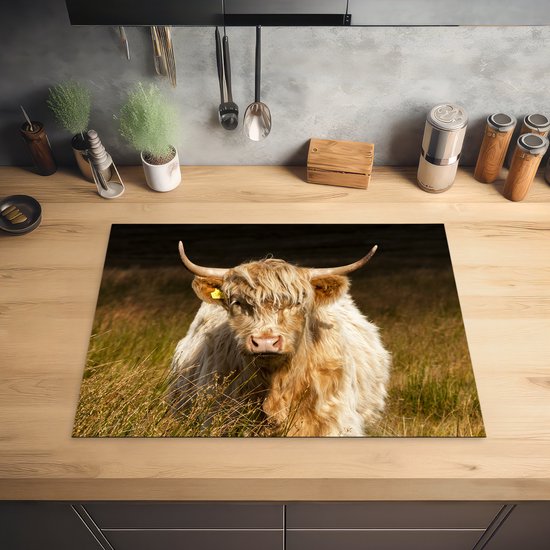 KitchenYeah® Inductie beschermer 71x52 cm - Schotse Hooglander - Licht - Gras - Dieren - Kookplaataccessoires - Afdekplaat voor kookplaat - Inductiebeschermer - Inductiemat - Inductieplaat mat