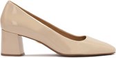 Lacquered beige pumps with a wide heel