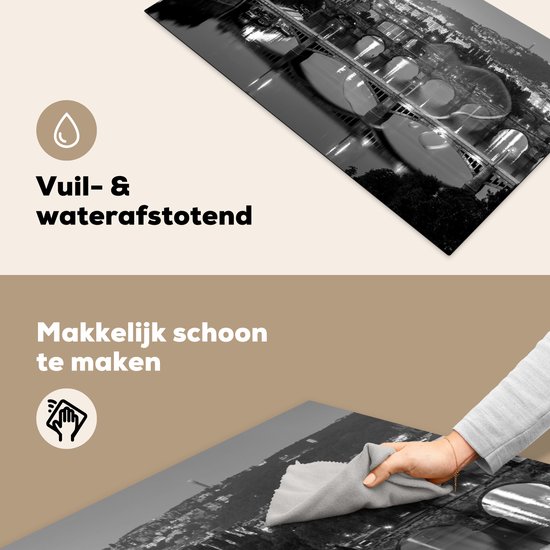 KitchenYeah® Inductie beschermer 90x52 cm - De bruggen in Praag bij een donkere lucht - zwart wit - Kookplaataccessoires - Afdekplaat voor kookplaat - Inductiebeschermer - Inductiemat - Inductieplaat mat