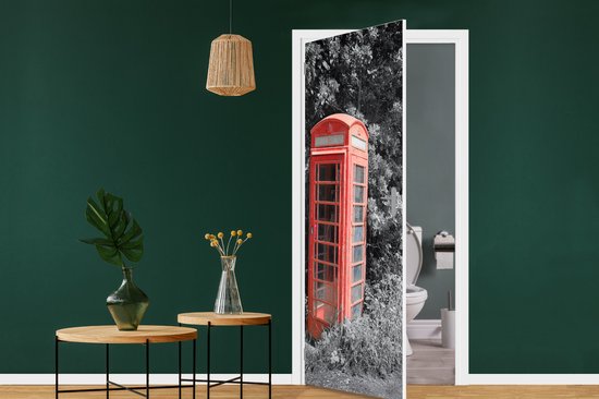 Deursticker Zwart-wit foto van een rode en Britse telefooncel in het Verenigd Koninkrijk - 75x205 cm - Deurposter