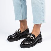 Manfield - Dames - Zwarte lakleren loafers met zilveren chain - Maat 39