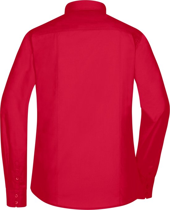 Achterkant van een rode blouse met lange mouwen.