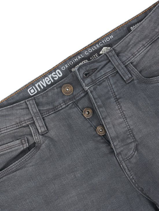 Grijze jeans met knoopsluiting en "riverso ORIGINAL COLLECTION" band.