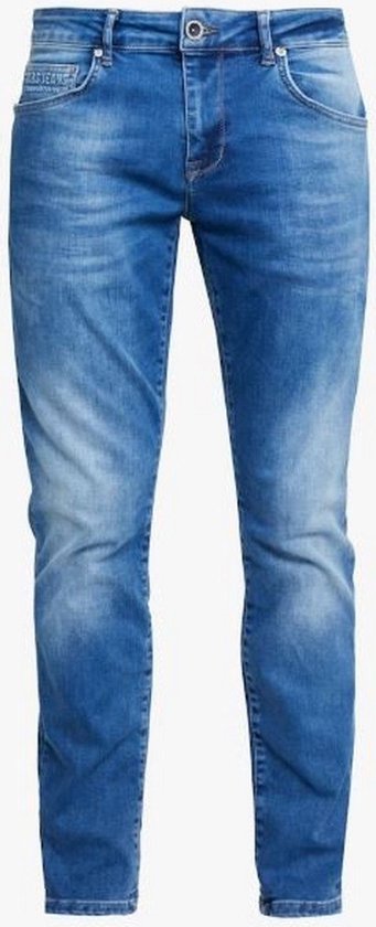Een lichtblauwe spijkerbroek van Cars Jeans, met een vervaagd effect op de bovenbenen en kuiten.