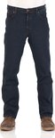 Voorkant van een man in een donkerblauwe Wrangler jeans met bruine veterschoenen.