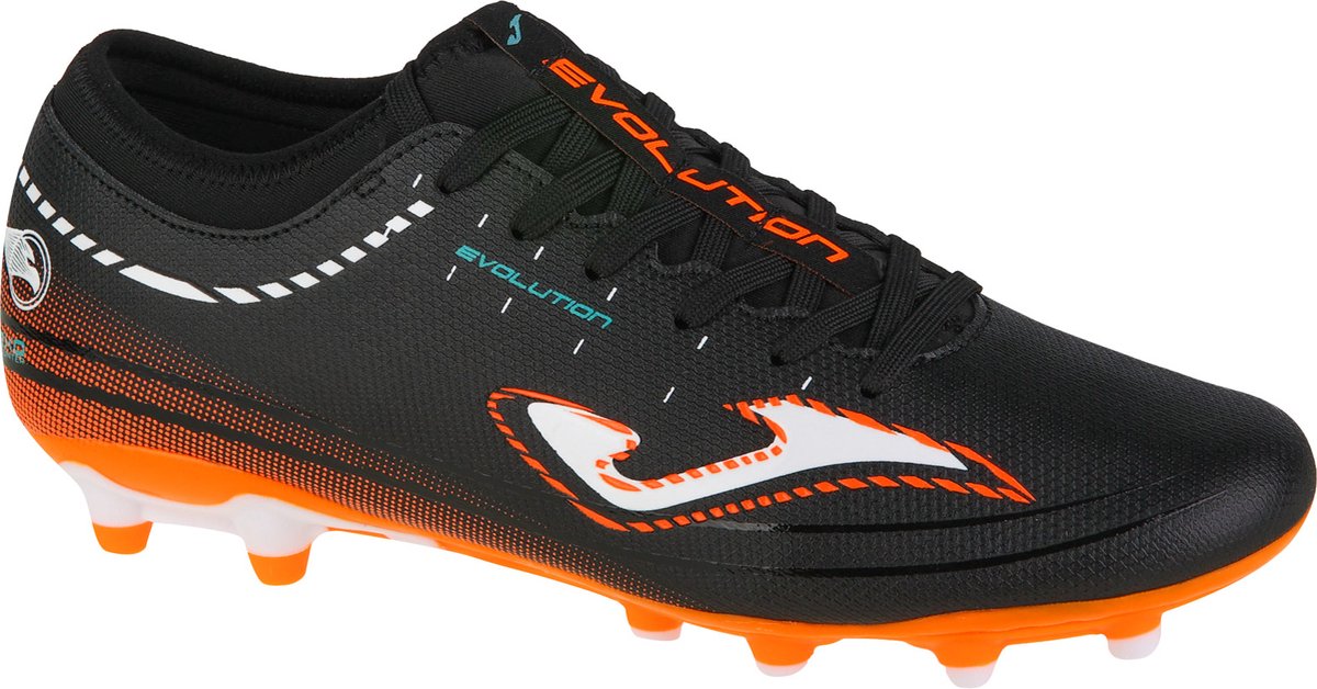Joma Evolution FG voetbalschoenen in zwart met oranje accenten, ontworpen voor beginnende spelers, maat EU 40.