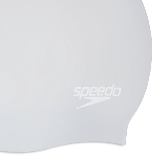 Zilveren Speedo badmuts met subtiel logo, detail van de voorkant.