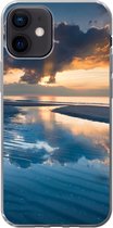 Geschikt voor iPhone 12 hoesje - Zonsondergang bij de Nederlandse kust - Siliconen Telefoonhoesje