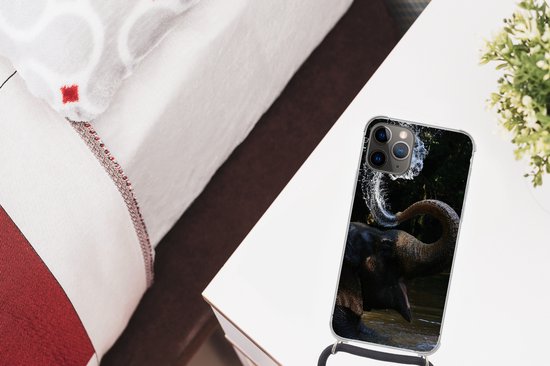 Telefoonhoesje Geschikt voor iPhone 13 Pro - Olifant - Water - Slurf - Dieren - Natuur - Siliconen - Crossbody - Backcover met Koord - Telefoonhoesje met koord - Hoesje met touw Telefoonhoesje